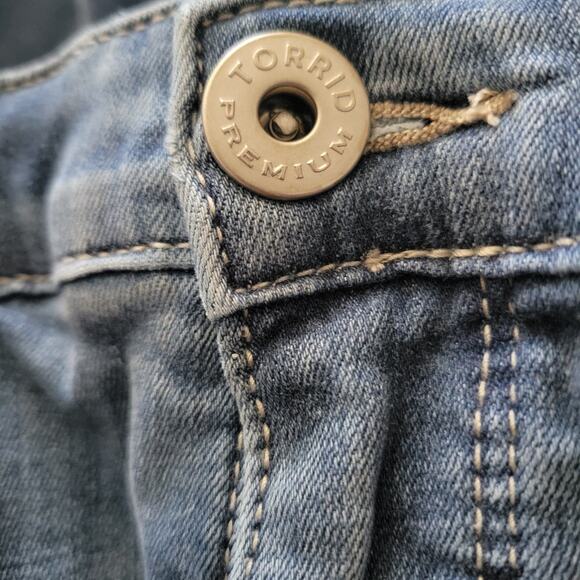 Torrid Jeans Premium Woman's size 16 Medium Wash Stretchy Waist Great Looking - Picture 7 of 10